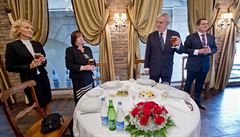 Prezident Milo Zeman s manelkou Ivanou (druhá zleva) zakonili 17. záí...