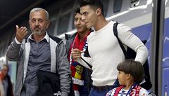 Syrský uprchlík Osama Abdul Mohsen se svou rodinou na nádraí v Madridu.