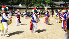 Tradiní korejský tanec: mui jemným pohybem roztáejí nad hlavou stuhu. Rytmus...