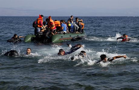 Uprchlíci na cest z Turecka do ecka plavou k behm ostrova Lesbos.