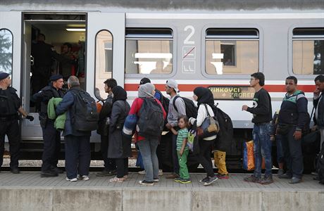 Migranti nastupují na vlak v Chorvatsku.