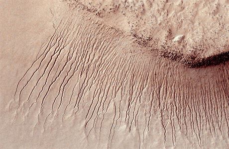 Na snmku pozenm pstrojem NASA Mars Reconnaissance Orbiter jsou vidt...