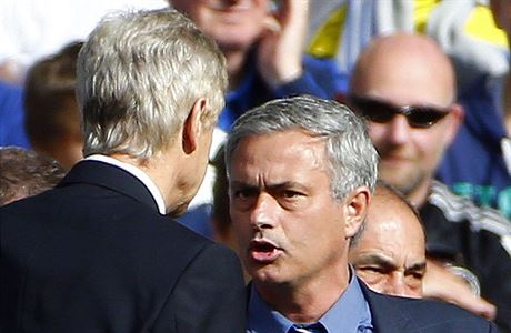 Arséne Wenger (vlevo) a José Mourinho.