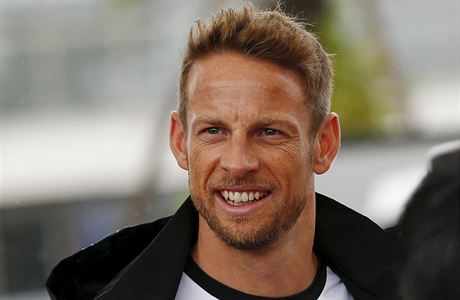 Jenson Button pichází na tiskovou konferenci.