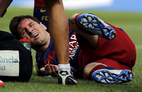 Messi se dlouho svíjel na hiti, jeho koleno je vak podle veho v poádku.