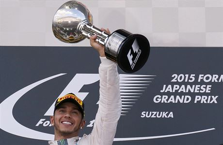 Lewis Hamilton s trofej pro vtze.