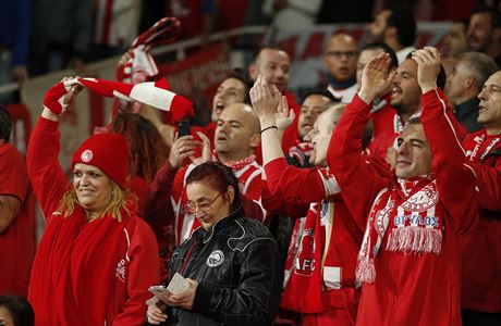 Fanouci Olympiakosu na Emirates Stadium v Londn.