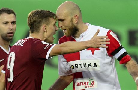 Obránce Slavie Martin Latka (vpravo) a záloník Sparty Boek Dokal v ostré...