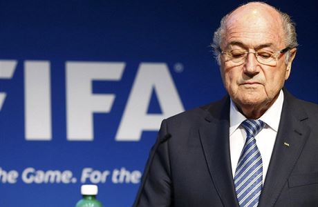 Sepp Blatter oznamuje svou rezignaci na post fa FIFA.