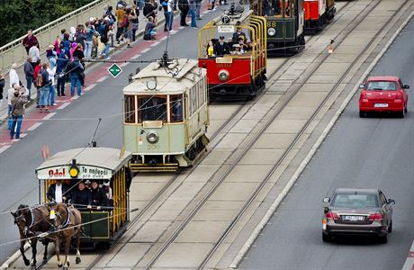 V neděli Prahou projedou historické tramvaje. Kde a kdy sledovat průvod 40 vozů