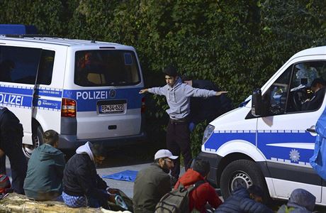 Policisté na hranicích Rakouska a Nmecka kontrolují bence.