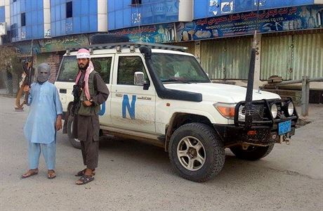 Pslunci Talibanu pzuj ped autem OSN ve mst Kunduz.