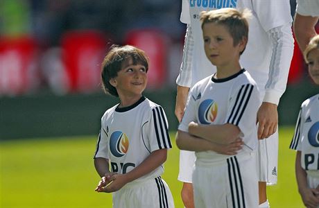 Syrský chlapec Zaíd (vlevo) si prohlíí Cristiana Ronalda ped zápasem Realu...