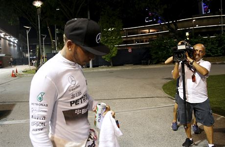 Lewis Hamilton odstupuje z Velk ceny Singapuru.