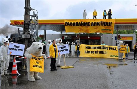 'Ruce pry od Arktidy'. Aktivist Greenpeace protestovali na benzince Shell.