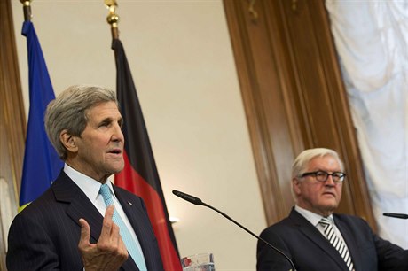 Americký ministr zahranií John Kerry a jeho nmecký protjek Steinmeier na...