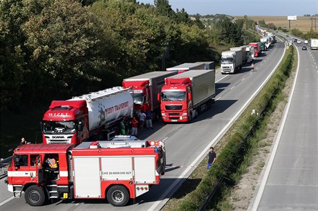 Pi kolizi narazila dodávka s devíti Poláky zezadu do kamionu.