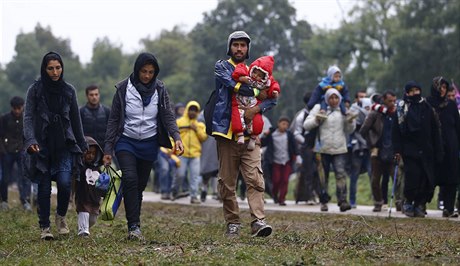 Migranti pecházejí hranici