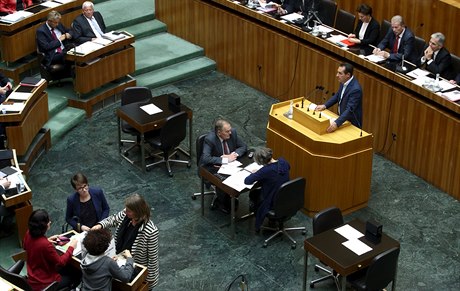 Pedseda FPÖ Heinz-Christan Strache pi projevu v rakouském parlament