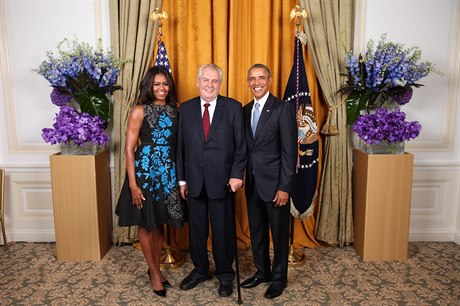 Zeman se v úterý pozdravil s prezidentem USA Barackem Obamou a první dámou...