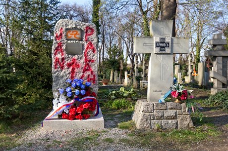 Zhanobený hrob sovtských voják v Praze na Olanech.