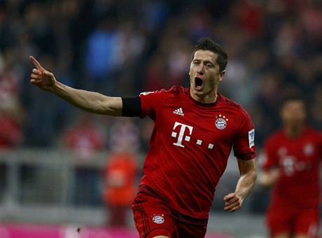 Robert Lewandowski raduje ze vstelené branky v zápase proti Wolfsburgu.