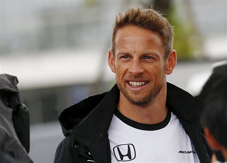 Jenson Button pichází na tiskovou konferenci.