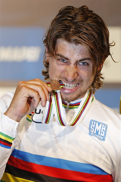 Sagan oslavuje triumf se zlatou medailí.