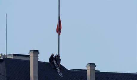 Aktivisté Ztohoven vyvují obí trenky.