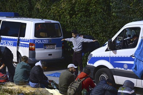 Policisté na hranicích Rakouska a Nmecka kontrolují bence.