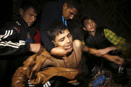 Podchlazený benec z Afghánistánu po vylodní na eckém ostrov Lesbos.