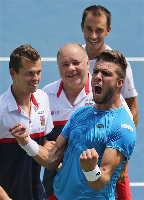 Jií Veselý se raduje z výhry v Davis Cupu.