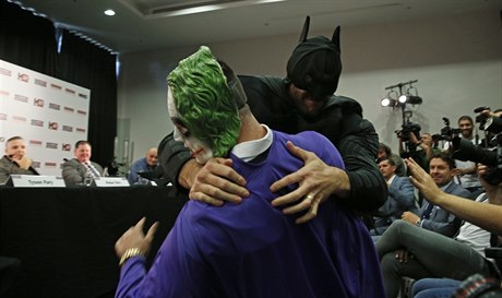 Batman pemohl Jokera pímo bhem tiskové konference.