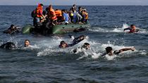 Uprchlci na cest z Turecka do ecka plavou k behm ostrova Lesbos.