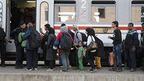 Migranti nastupuj na vlak v Chorvatsku.