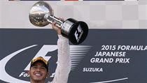 Lewis Hamilton s trofej pro vtze.