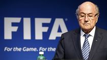 Sepp Blatter oznamuje svou rezignaci na post fa FIFA.