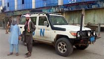 Příslušníci Talibanu pózují před autem OSN ve městě Kunduz.