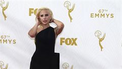 Zpvaka Lady Gaga v erné rób