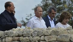 Putin a Berlusconi pi prohlíení památek staroecké kolonie na jihu Krymu.