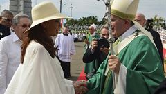 Argentinská prezidentka Fernandezová se vítá s papeem Frantikem po mi na Kub
