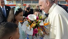 Malí Kubánci obdarovávají papee