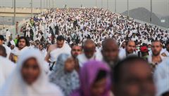 Stovky tisíc muslim pi pouti do Mekky.