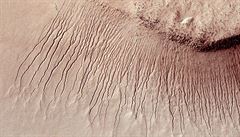 Na snímku poízeném pístrojem NASA Mars Reconnaissance Orbiter jsou vidt...