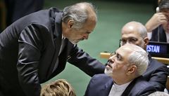 Syrský velvyslanec Bashar Jaafari (vlevo) mluví s íránským ministrem zahranií...