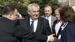 eský prezident Milo Zeman (uprosted) strávil první pracovní den své cesty do...