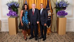 Zeman se v úterý pozdravil s prezidentem USA Barackem Obamou a první dámou...