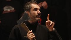 Reisér Giannoli instruuje herce, jak správn rozbít piano pi natáení scény...