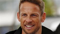 Jenson Button pichází na tiskovou konferenci.