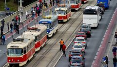Pražský dopravní podnik slaví 140 let. Tramvajový průvod přilákal tisíce lidí